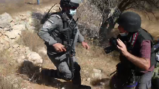 فيديو .. قوات إسرائيلية تعتدي على صحفيين فلسطينيين شمال رام الله 