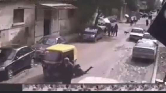 فيديو.. على غرار فتاة المعادي: سائق توك توك يسحل سيدة في الشارع