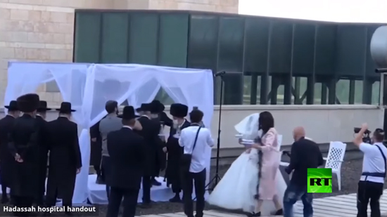 فيديو .. حفل زفاف أمام نوافذ مصاب بفيروس كورونا في القدس 