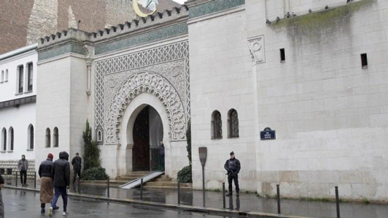 فرنسا تغلق مسجد لتأييد إمامه للمتطرف ذابح المدرس
