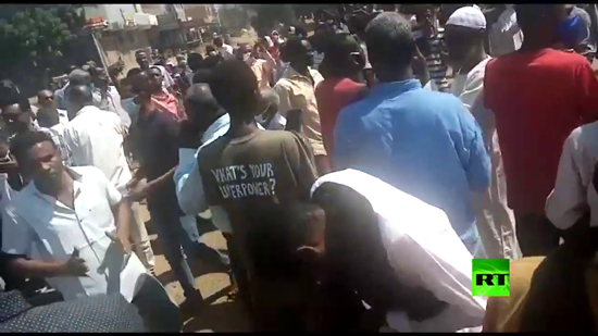 فيديو .. محتجون في السودان يحرقون الإطارات خلال تظاهرات لإسقاط الحكومة 