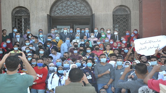  مع بداية اليوم الأول .. بالصور . مشاركة قوية لطلاب جامعة الاسكندرية فى انتخابات النواب 