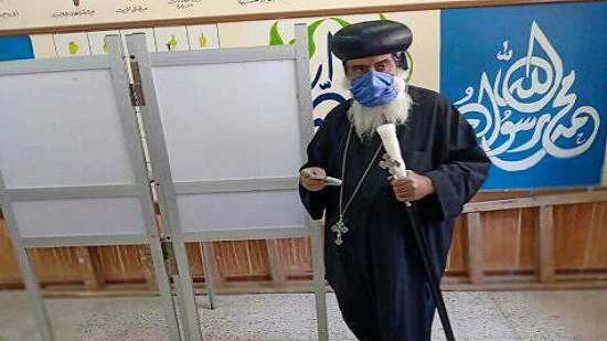 بالصور: اسقف دير مواس يدلى بصوته فى الانتخابات البرلمانية
