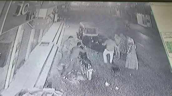  فيديو .. طفل مصري يسقط من الطابق الثالث تنقذه دراجة نارية 
