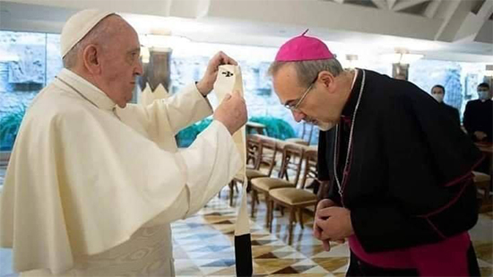 البابا فرنسيس يمنح الباليوم لبييرباتيستا بيتسابالا