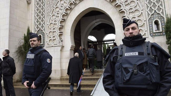الداخلية الفرنسية تطالب المواطنين بالابتعاد عن موقع الهجوم على كاهن مدينة ليون