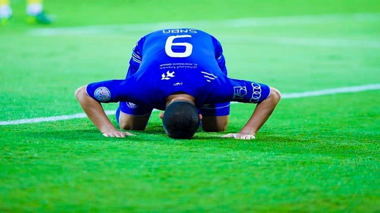  أول لاعب إسرائيلي يلعب في صفوف نادي عربي يسجد شكر لله لتسجيله هدف لفريقه 