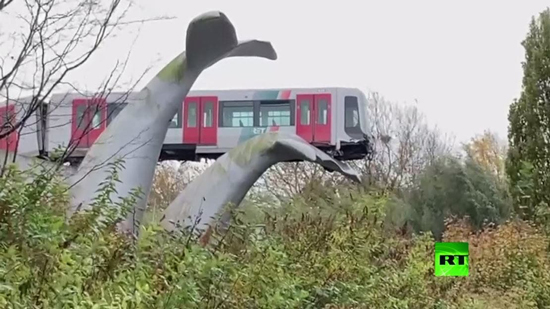 بالفيديو.. منحوتة فنية تمنع كارثة خروج قطار عن سكته