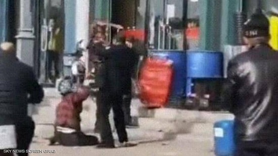 فيديو لرجل يضرب زوجته حتى الموت في الشارع يغضب الصينين