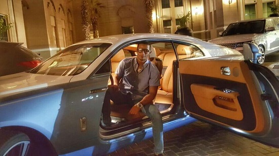محمد رمضان وهو يستعرض سيارته الجديدة رولزرويس