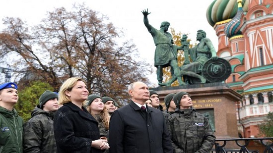  فيديو .. الرئيس بوتين يضع إكليل الزهور أمام نصب أبطال روسيا في احتفال 