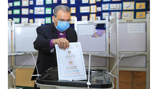 القس أندريه زكي يدلي بصوته في انتخابات النواب  