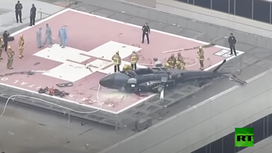  بالفيديو.. سقوط مروحية في لوس أنجلوس تنقل عضوا بشريًا