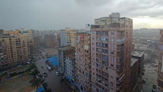 رعد وأمطار غزيرة تجتاح الإسكندرية.. والمحافظة ترفع حالة الطوارئ القصوي