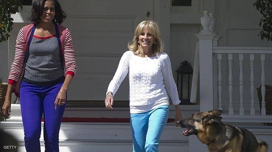 زوجة بايدن وميشيل أوباما برفقة الكلب تشامب