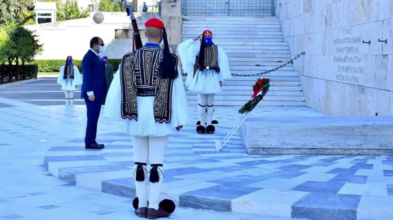 صور .. الرئيس السيسي يضع إكليل الزهور علي قبر الجندي المجهول بأثينا 