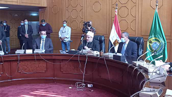 وزير الاوقاف ومحافظ الاسماعيلية خلال المؤتمر الخاص بالائمة والدعاه بديوان عام المحافظة 