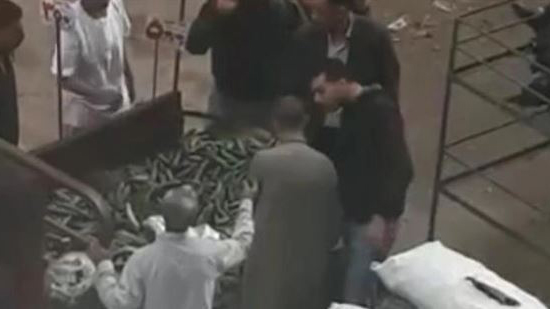 فيديو.. 3 أشخاص يضربون بائع خضار بفيصل: رفض دفع 20 جنيها مقابل وقوفه