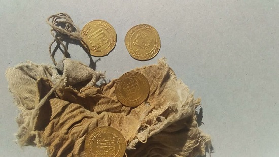  اكتشاف ٢٨ دينارا من الذهب و ٥ قطع صغيرة من دنانير من العصر العباسي 