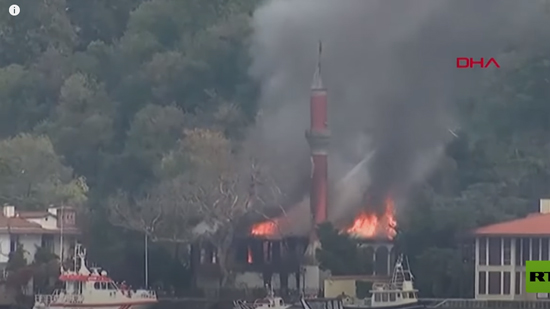 فيديو.. حريق ضخم داخل مسجد تاريخي في اسطنبول