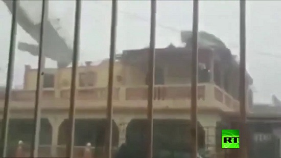 إعصار يقتلع سقف أحد المباني
