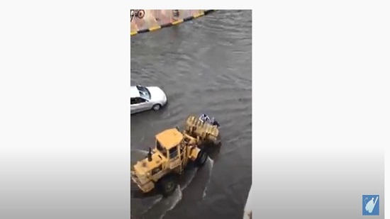 بالفيديو . لودر ينقل المشاة بمنطقة سموحة بالإسكندرية بعد غرق الطريق فى مياه الأمطار
