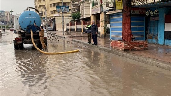  وزير التنمية المحلية يتابع جهود رفع مياه الأمطار ويناشد مواطني الإسكندرية بعدم النزول إلا للضرورة
