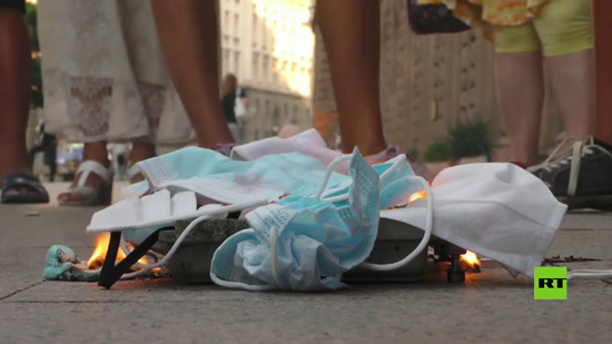 فيديو .. متظاهرون يحرقون الكمامات الطبية في مدينة نيويورك