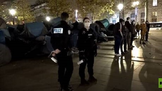  فيديو .. الأمن الفرنسي يفكك مخيما للمهاجرين بالغاز المسيل للدموع 
