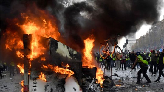 متظاهرون يشعلون النيران في العاصمة الفرنسية باريس