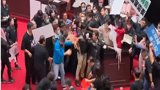  فيديو .. شجار وتراشق بأحشاء الخنازير داخل البرلمان التايواني