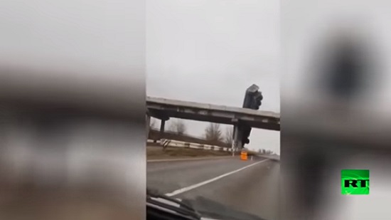 شاحنة معلقة على حافة جسر بعد حادث بأوكرانيا