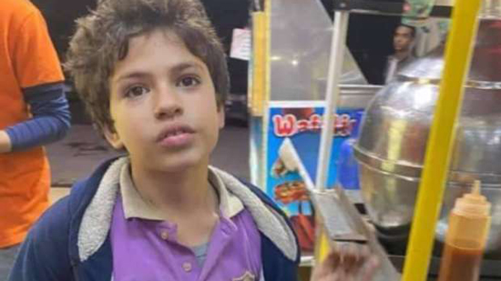 طفل يتحدث الإنجليزية ويتسول بشوارع مصر الجديدة
