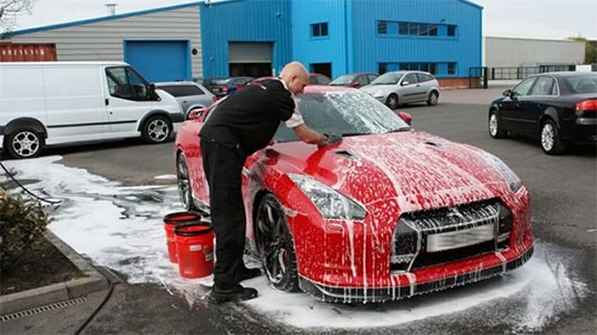 
اغسل سيارتك بنفسك .. وتجنب أوقات الانتظار

