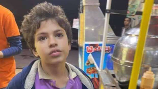 طفل يتحدث الإنجليزية ويتسول بشوارع مصر الجديدة