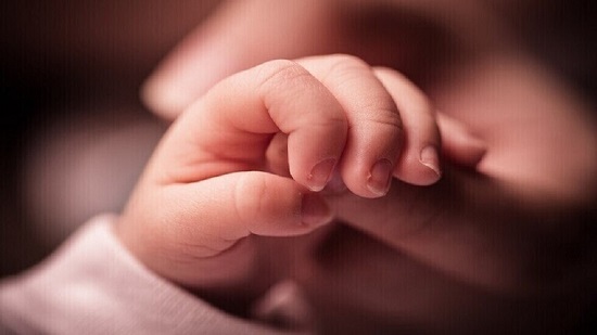 طفلة أمريكية تحطم الرقم القياسي بالولادة من جنين مجمد لأكثر من 27 عاما