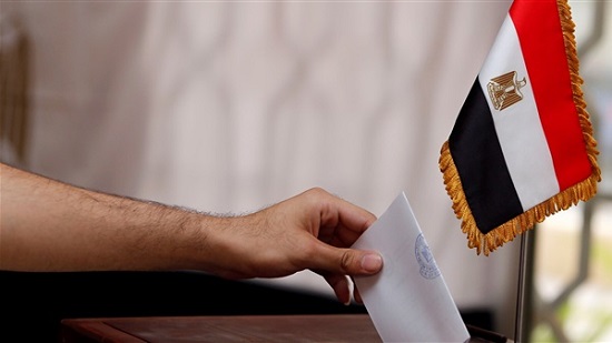 المصريون بالخارج يواصلون طباعة وملء بطاقات الاقتراع في «النواب»