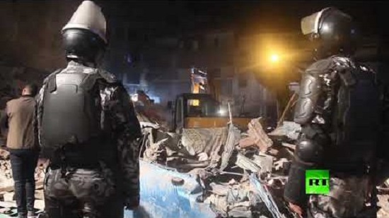  فيديو .. أسرتان تحت أنقاض عقار الإسكندرية

