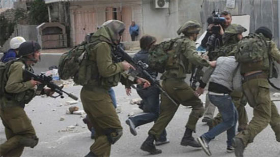 إصابة طفل فلسطيني بالرصاص الحي و4 شبان خلال مواجهات مع الاحتلال الإسرائيلي