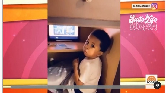 طفل يحول خزانة المطبخ إلى مكتب ويجلس داخله ليفاجئ أمه.. فيديو طريف
