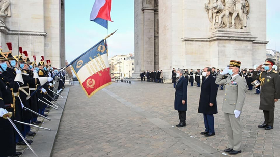 صور .. الرئيس السيسي يضع  إكليل الزهور علي قبر الجندي المجهول بباريس