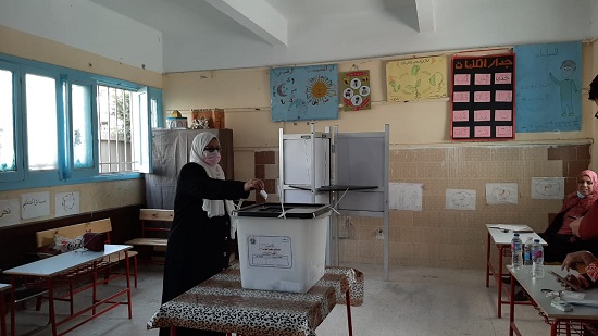 توافد المواطنين على اللجان الانتخابية بالسويس للإدلاء بأصواتهم