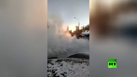  فيديو .. نافورة ماء ساخن تخرج من أرض روسيا وإدارة الطوارئ تكشف السبب 
