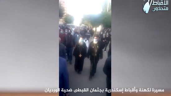 بالفيديو : مسيرة لكهنة الاسكندرية بالتراتيل فى موكب دفن قبطى الورديان 

