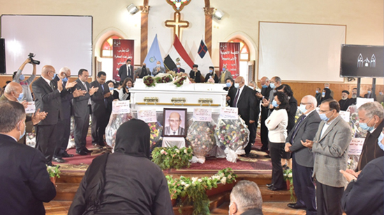 محافظ أسيوط يشهد صلاة جنازة القس باقي صدقي راعي الكنيسة الإنجيلية الأولى