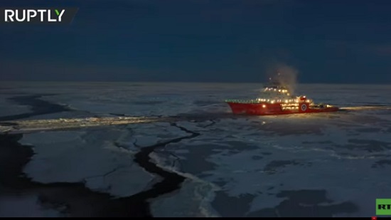  فيديو .. إنقاذ صيادين في بحر كارا بعد تدخل طاقم كاسحة جليد روسية 