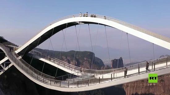 الصين تفتتح جسر مذهل من طابقين يربط بين منحدرين