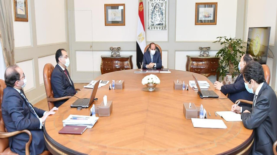 الرئيس السيسى يستعرض جهود الدولة لدعم أنشطة المشروعات المتوسطة والصغيرة