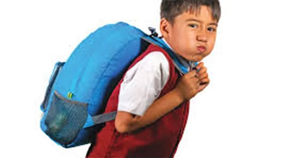 
أضرار وزن الحقيبة المدرسية على ظهر الأطفال
