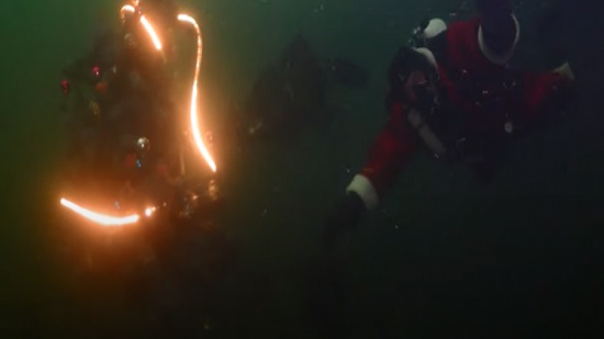 بابا نويل وغطاسون روس يثبتون شجرة الكريسماس تحت الماء